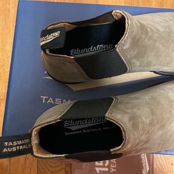Blundstone 1974 Chelsea Boots. New! Nubuck, USA size 6 - Picture 9 of 11